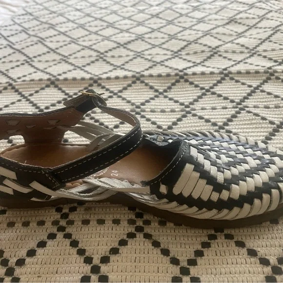 Like new huaraches sandals - Picture 3 of 4